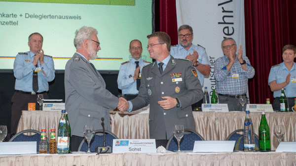 Der Bundesvorsitzende, Oberstleutnant André Wüstner (r.), gratuliert dem alten und neuen Landesvorsitzenden Oberstleutnant a.D. Thomas Sohst zur Wahl. Foto: DBwV/Bombeke