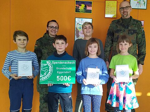 Große Freude herrschte sowohl bei den Spendern als auch bei den bedachten Vereinen und Organisationen, als Generalmajor Hochwart die Spendenschecks übergeben hatte (v.l.n.r. Stabsfeldwebel Heiko Stehr, Achim Haas vom Freundeskreis Bundeswehr Leipzig e.V., Julia Enoch stellvertretende Vorsitzende Wolfsträne e.V., Generalmajor Michael Hochwart, Katrin van Treek SVS, Hauptmann Ralf Baasch Landesvorsitzender Ost). Foto: Holger Koch