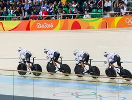 Die Radsportler und Sportsoldaten Theo Reinhardt, Nils Schomber, Kersten Thiele und Domenic Weinstein (v.l.) im Finale der Mannschaftsverfolgung während der Olympischen Spiele 2016 in Rio de Janeiro Foto: Bundeswehr