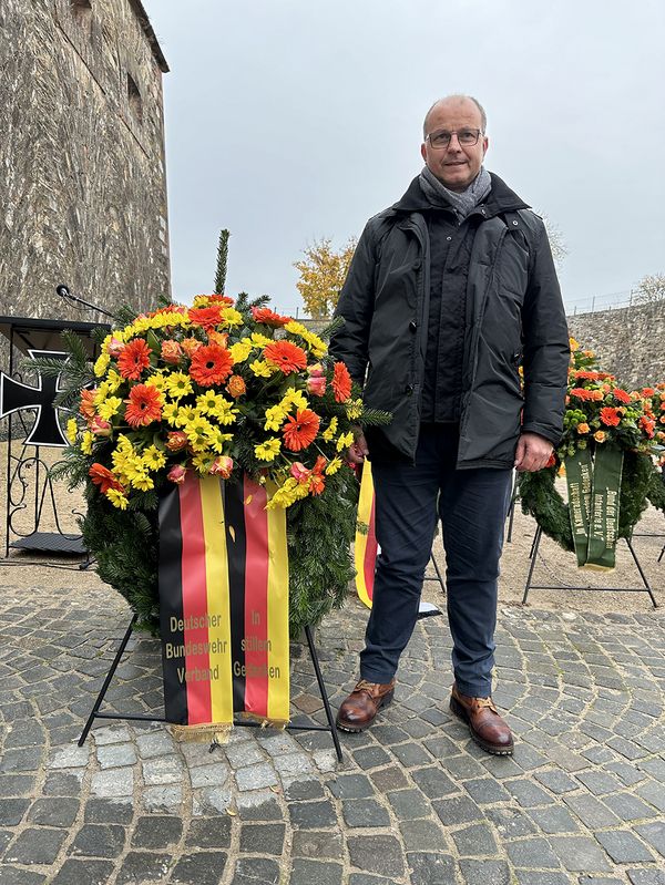 Oberstabsfeldwebel a.D. Frank Heidemann legte für den Vorstand Heer einen Kranz am Ehrenmal des Heeres in Koblenz nieder. Foto: DBwV