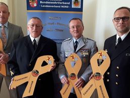 Mit der Gelben Schleife: Andreas Wagner (v. l.), Rudi Haardt, Jörg Struckmeier und Lars Vergien. Foto: DBwV