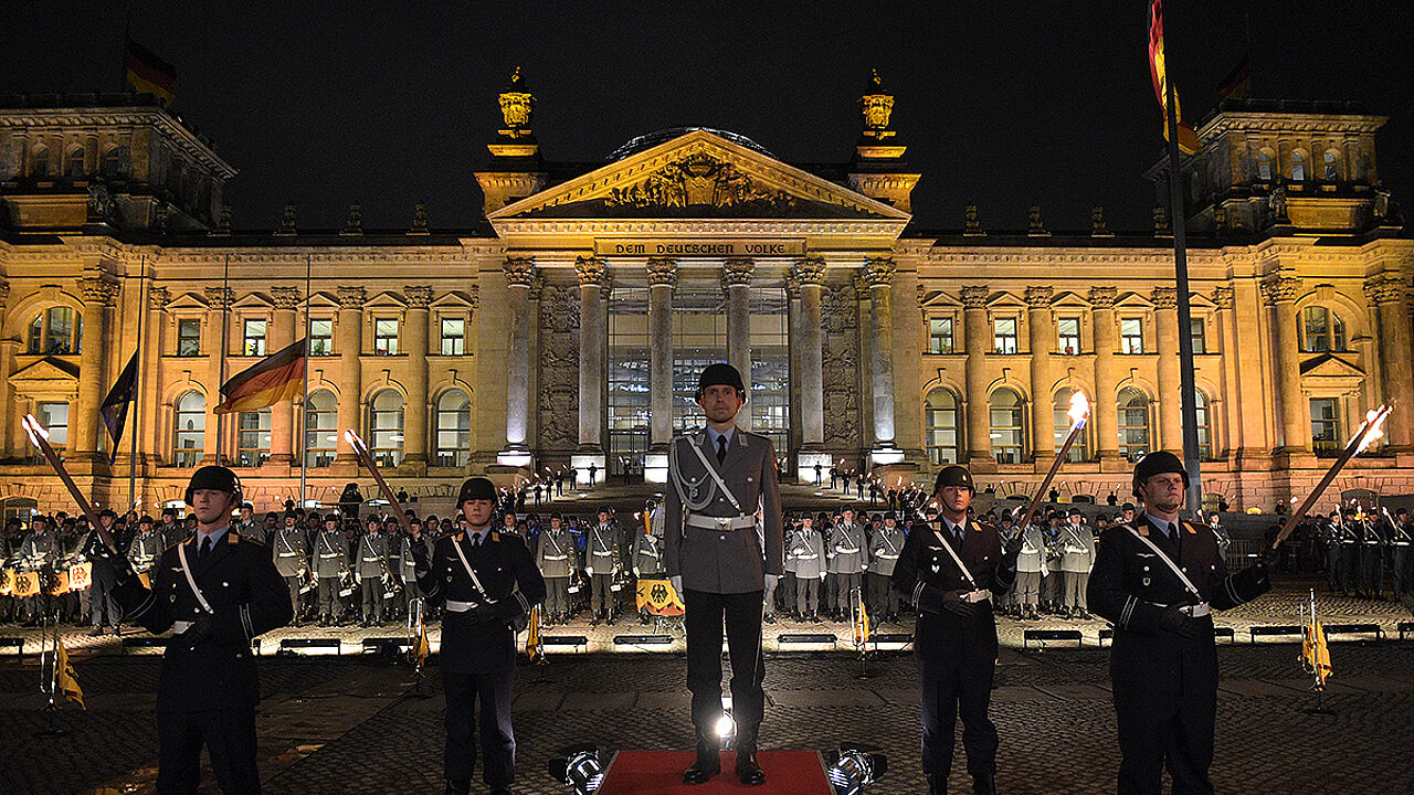 Zahlreiche Soldaten stehen am 11.11.2015 bei einem Großen Zapfenstreich vor dem Reichstagsgebäude in Berlin. Die Bundeswehr begeht den Vorabend des 60. Jahrestages ihrer Gründung mit dieser höchsten Form der militärischen Ehrenbezeugung. Am 12. November 1955 erhielten die ersten 101 Soldaten ihre Ernennungsurkunde. Foto: Rainer Jensen/dpa
