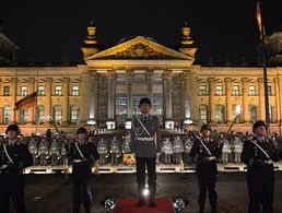 Zahlreiche Soldaten stehen am 11.11.2015 bei einem Großen Zapfenstreich vor dem Reichstagsgebäude in Berlin. Die Bundeswehr begeht den Vorabend des 60. Jahrestages ihrer Gründung mit dieser höchsten Form der militärischen Ehrenbezeugung. Am 12. November 1955 erhielten die ersten 101 Soldaten ihre Ernennungsurkunde. Foto: Rainer Jensen/dpa
