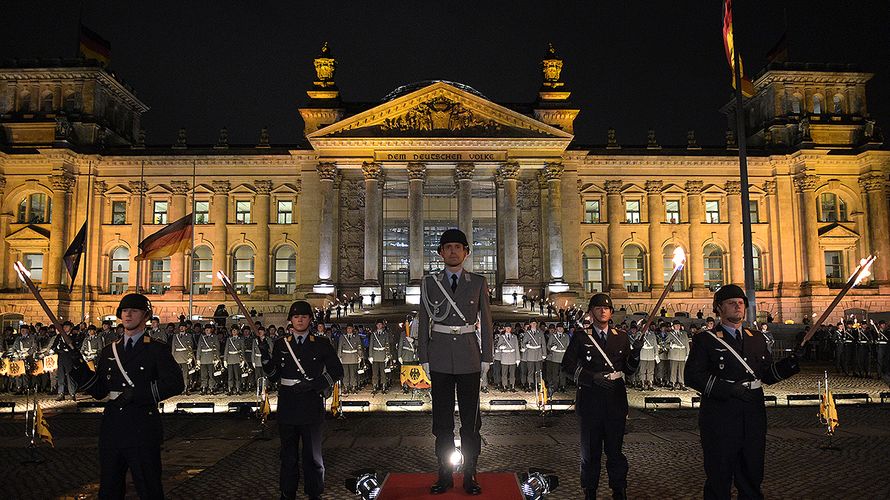 Zahlreiche Soldaten stehen am 11.11.2015 bei einem Großen Zapfenstreich vor dem Reichstagsgebäude in Berlin. Die Bundeswehr begeht den Vorabend des 60. Jahrestages ihrer Gründung mit dieser höchsten Form der militärischen Ehrenbezeugung. Am 12. November 1955 erhielten die ersten 101 Soldaten ihre Ernennungsurkunde. Foto: Rainer Jensen/dpa