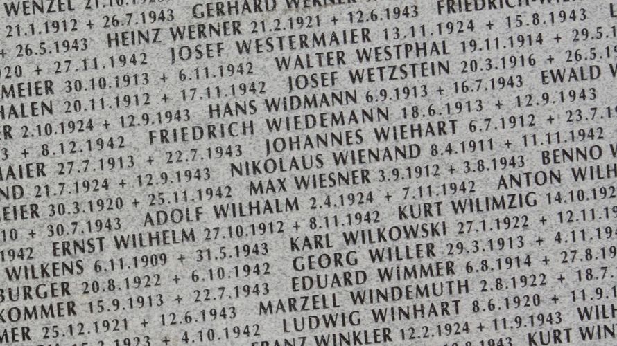 Die Namen vermisster deutscher Soldaten aus dem Zweiten Weltkrieg prangen auf dem deutschen Soldatenfriedhof in Apscheronsk/Russland (Gebiet Krasnodar) auf einem Gedenkstein. Die Kriegsgräberstätte Apscheronsk als zentraler Sammelfriedhof für alle deutschen Gefallenen des Zweiten Weltkriegs im Kaukasus und im Gebiet des Kuba-Brückenkopfs wurde 2008 feierlich eingeweiht. 130.000 deutsche Soldaten fanden hier in den Kämpfen 1942/43 den Tod. Über 6000 Tote hat der Volksbund Deutsche Kriegsgräberfürsorge hier bisher begraben- etwa 30.000 können auf dem Gelände bestattet werden. Foto: Picture Alliance/Uwe Zucchi 