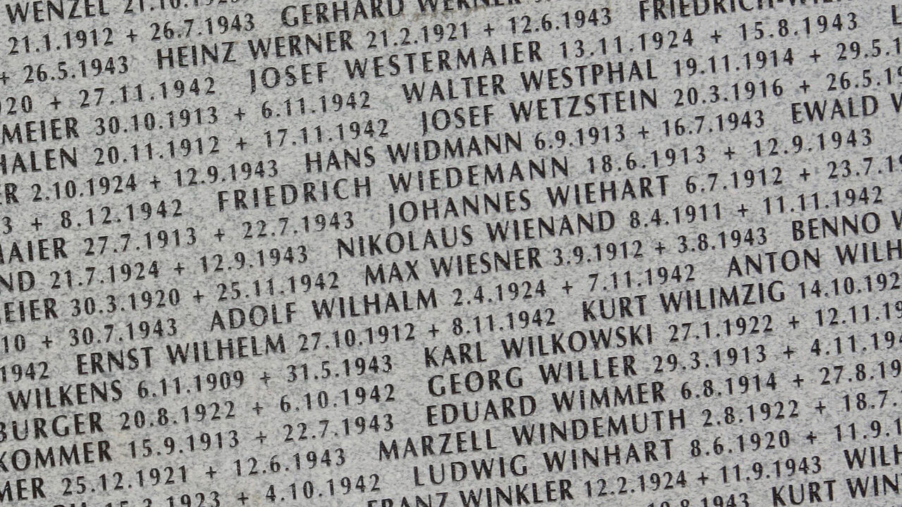 Die Namen vermisster deutscher Soldaten aus dem Zweiten Weltkrieg prangen auf dem deutschen Soldatenfriedhof in Apscheronsk/Russland (Gebiet Krasnodar) auf einem Gedenkstein. Die Kriegsgräberstätte Apscheronsk als zentraler Sammelfriedhof für alle deutschen Gefallenen des Zweiten Weltkriegs im Kaukasus und im Gebiet des Kuba-Brückenkopfs wurde 2008 feierlich eingeweiht. 130.000 deutsche Soldaten fanden hier in den Kämpfen 1942/43 den Tod. Über 6000 Tote hat der Volksbund Deutsche Kriegsgräberfürsorge hier bisher begraben- etwa 30.000 können auf dem Gelände bestattet werden. Foto: Picture Alliance/Uwe Zucchi 
