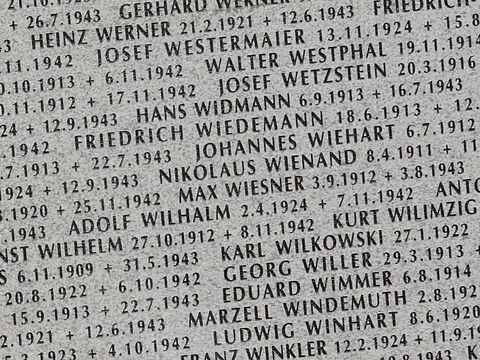 Die Namen vermisster deutscher Soldaten aus dem Zweiten Weltkrieg prangen auf dem deutschen Soldatenfriedhof in Apscheronsk/Russland (Gebiet Krasnodar) auf einem Gedenkstein. Die Kriegsgräberstätte Apscheronsk als zentraler Sammelfriedhof für alle deutschen Gefallenen des Zweiten Weltkriegs im Kaukasus und im Gebiet des Kuba-Brückenkopfs wurde 2008 feierlich eingeweiht. 130.000 deutsche Soldaten fanden hier in den Kämpfen 1942/43 den Tod. Über 6000 Tote hat der Volksbund Deutsche Kriegsgräberfürsorge hier bisher begraben- etwa 30.000 können auf dem Gelände bestattet werden. Foto: Picture Alliance/Uwe Zucchi 