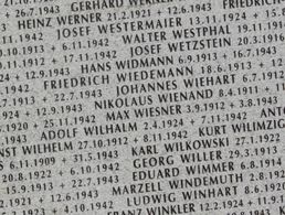 Die Namen vermisster deutscher Soldaten aus dem Zweiten Weltkrieg prangen auf dem deutschen Soldatenfriedhof in Apscheronsk/Russland (Gebiet Krasnodar) auf einem Gedenkstein. Die Kriegsgräberstätte Apscheronsk als zentraler Sammelfriedhof für alle deutschen Gefallenen des Zweiten Weltkriegs im Kaukasus und im Gebiet des Kuba-Brückenkopfs wurde 2008 feierlich eingeweiht. 130.000 deutsche Soldaten fanden hier in den Kämpfen 1942/43 den Tod. Über 6000 Tote hat der Volksbund Deutsche Kriegsgräberfürsorge hier bisher begraben- etwa 30.000 können auf dem Gelände bestattet werden. Foto: Picture Alliance/Uwe Zucchi 