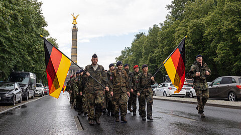 Ein nicht alltägliches Bild in Berlin: Soldatinnen und Soldaten beim Marsch zum Gedenken im vergangenen Jahr auf dem Weg zum Brandenburger Tor. Foto: DBwV/Yann Bombeke