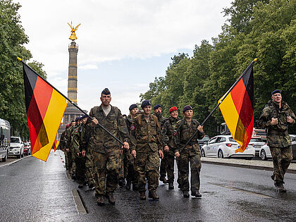 Ein nicht alltägliches Bild in Berlin: Soldatinnen und Soldaten beim Marsch zum Gedenken im vergangenen Jahr auf dem Weg zum Brandenburger Tor. Foto: DBwV/Yann Bombeke