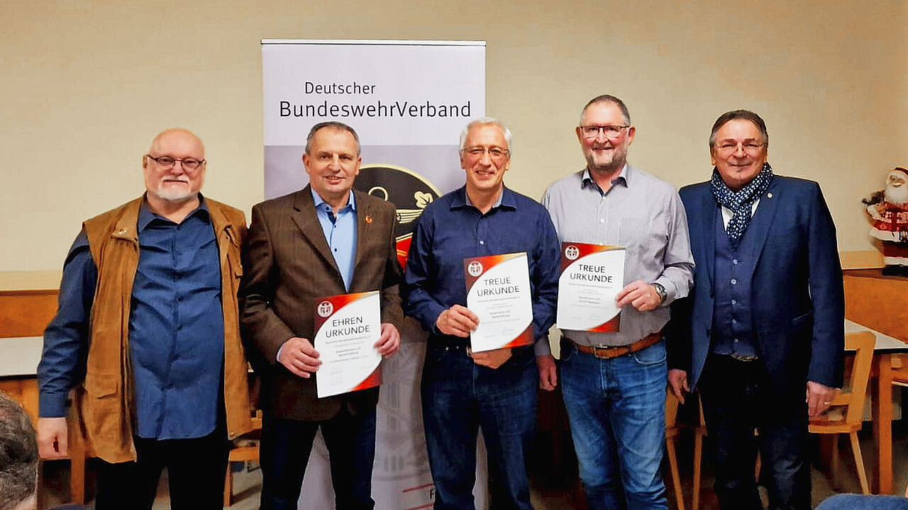 Vorsitzender Wilfried-Joachim Beyer (v.l.) mit den geehrten Mitgliedern Stabsfeldwebel a.D. Bernd Kraffczyk, Hauptmann a.D. Detlef Döring, Hauptmann a.D. Ulrich Plaumann sowie Bezirksvorsitzendem Franz Jung. Foto: Detlef Döring