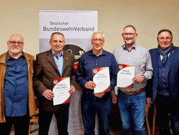 Vorsitzender Wilfried-Joachim Beyer (v.l.) mit den geehrten Mitgliedern Stabsfeldwebel a.D. Bernd Kraffczyk, Hauptmann a.D. Detlef Döring, Hauptmann a.D. Ulrich Plaumann sowie Bezirksvorsitzendem Franz Jung. Foto: Detlef Döring