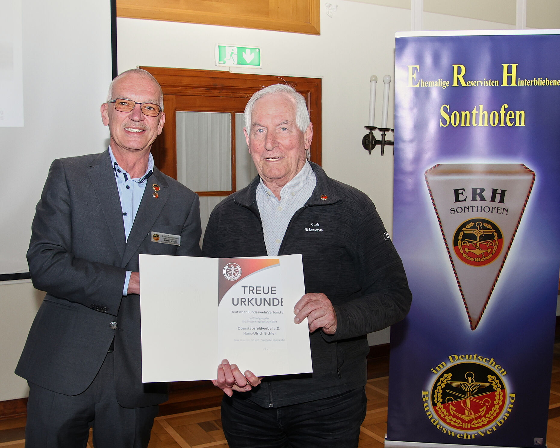 Auszeichnung für 50 Jahre Mitgliedschaft: Vorsitzender Stefan Weyer gratuliert Oberstabsfeldwebel a.D. Hans-Ulrich Eichler. Foto: Wolfgang Kruse