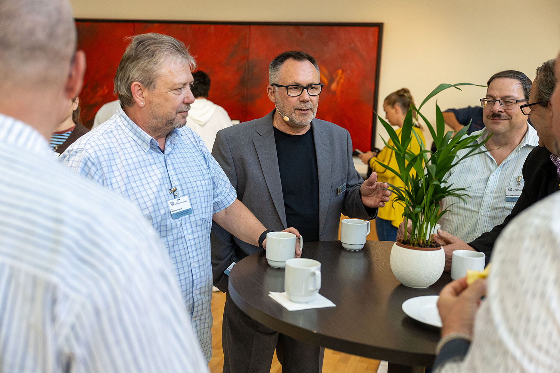 Auch die Kaffeepausen wurden für intensive Gespräche genutzt. Foto: DBwV/Yann Bombeke
