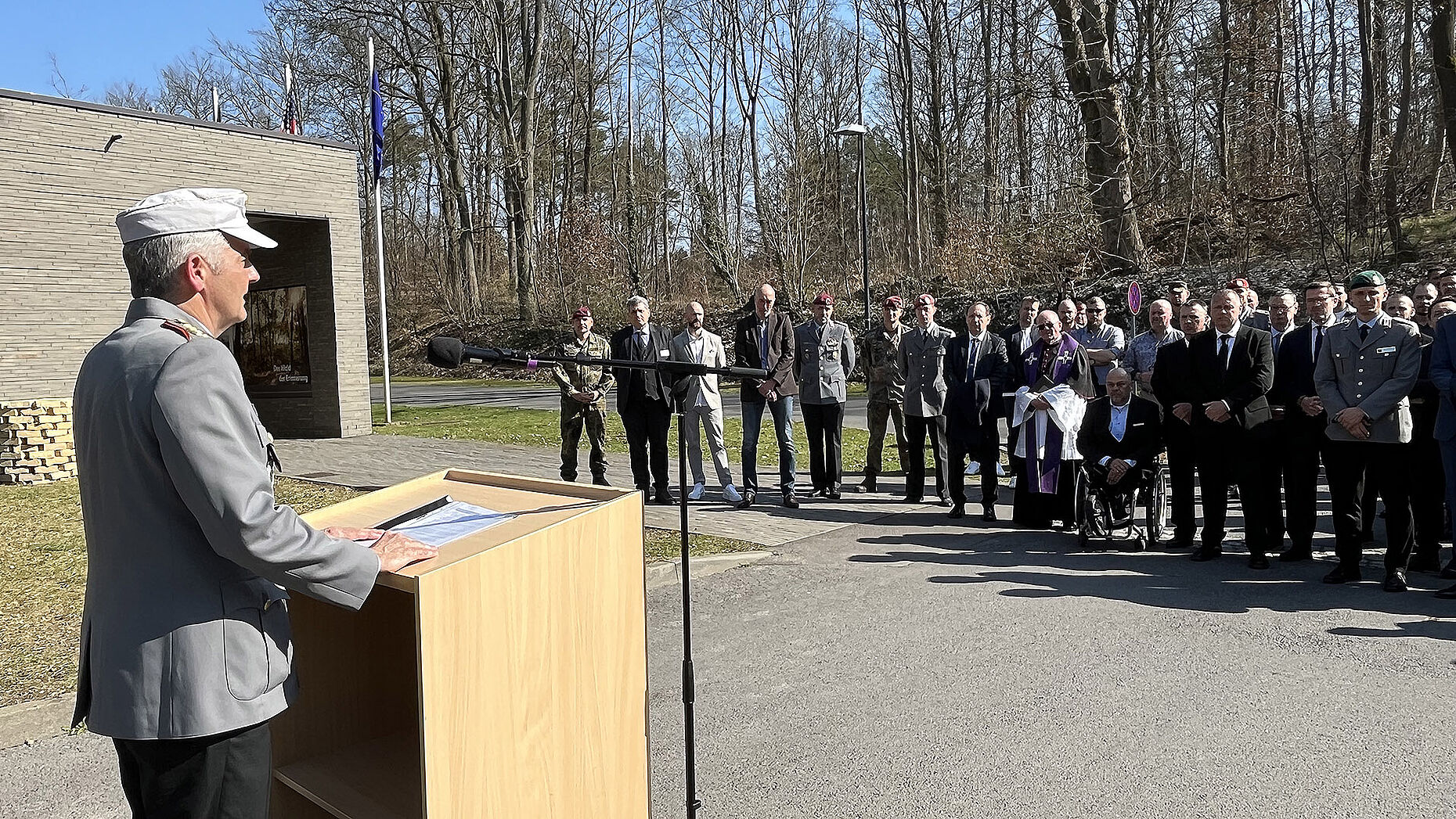 Generalleutnant Alexander Sollfrank, Befehlshaber des Operativen Führungskommandos, bei seiner Ansprache zum Gedenken an die Gefallenen des Karfreitagsgefechts, die zur 3. Kompanie des Fallschirmjägerbataillons 373 gehörten. Foto: DBwV/Frank Jungbluth