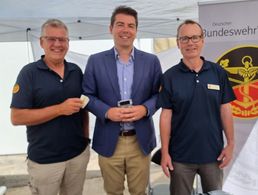 Auch der Parlamentarische Staatsekretär Thomas Hitschler besuchte den Info-Stand des DBwV in Bad Bergzabern. Foto: DBwV