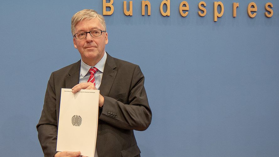 Der Wehrbeauftragte Hans-Peter Bartels stellte seinen Bericht bereits im Januar vor. Jetzt beriet der Bundestag erneut darüber. Foto: DBwV/Hepner