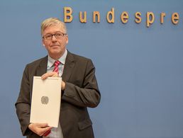 Der Wehrbeauftragte Hans-Peter Bartels stellte seinen Bericht bereits im Januar vor. Jetzt beriet der Bundestag erneut darüber. Foto: DBwV/Hepner