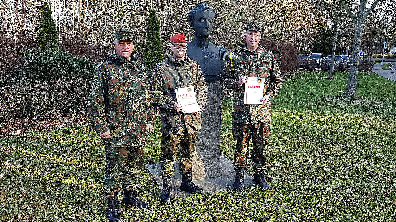 (v.l.n.r.) StFw Wontka, HptFw Meinecke und StFw Kuwi vor der Clausewitzbüste. (Foto: Privat)