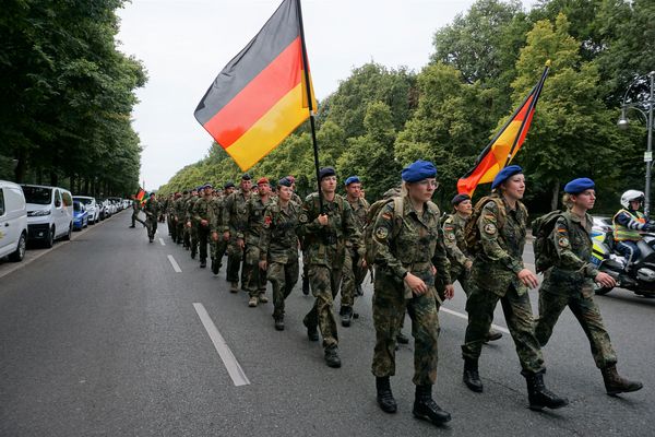 Über die Straße des 17. Junis: Viele Passanten blieben stehen, Freunde und Angehörige applaudierten. Foto: DBwV/Eva Krämer