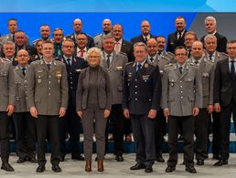 Gruppenbild mit Ministerin: Kaum eine Woche nach ihrem Amtsantritt hat Verteidigungsministerin Christine Lambrecht die Hauptversammlung des Deutschen BundeswehrVerbandes besucht und dabei den am Vortag neu gewählten Bundesvorstand getroffen. Foto: Mario Firyn