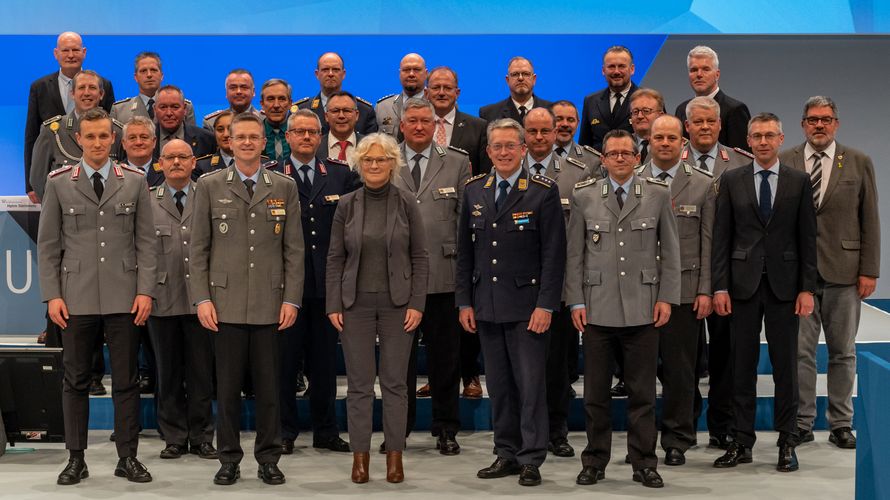 Gruppenbild mit Ministerin: Kaum eine Woche nach ihrem Amtsantritt hat Verteidigungsministerin Christine Lambrecht die Hauptversammlung des Deutschen BundeswehrVerbandes besucht und dabei den am Vortag neu gewählten Bundesvorstand getroffen. Foto: Mario Firyn