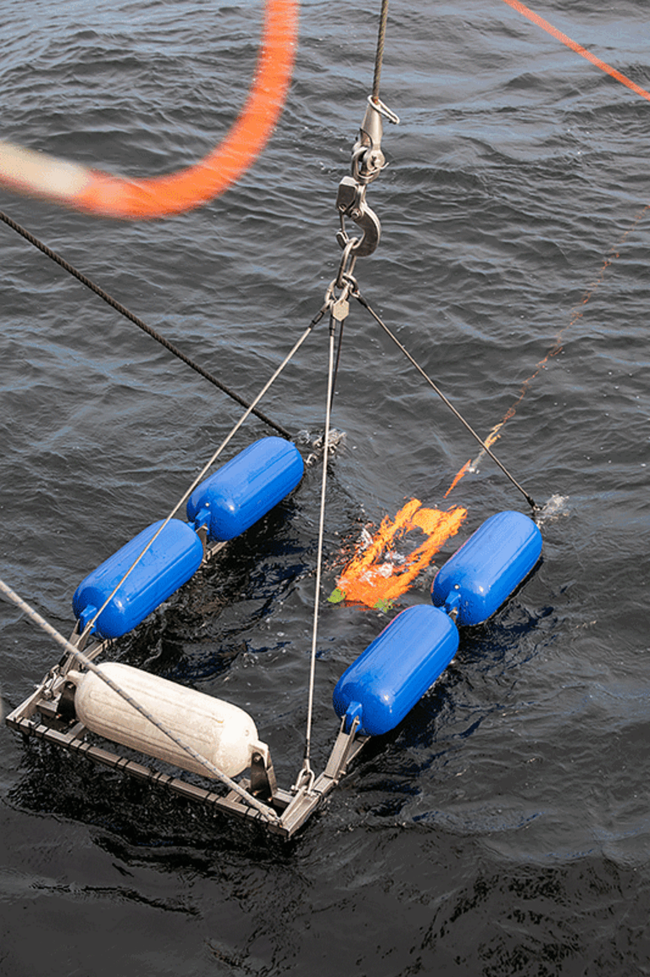 Nach dem Einsatz wird die Drohne in einen Fangkorb gesteuert. Foto: DBwV/Yann Bombeke