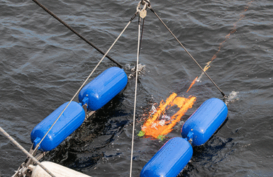 Nach dem Einsatz wird die Drohne in einen Fangkorb gesteuert. Foto: DBwV/Yann Bombeke