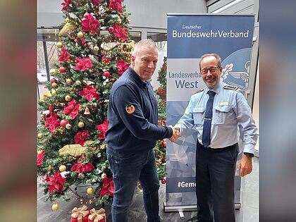 Freuen sich auf die Zusammenarbeit: Der Vorsitzende des Landesverband West, Stabsfeldwebel Volker Keil und Oberstabsfeldwebel a.D Martin Benesch-Diefenbach, neuer stellvertretender Landesgeschäftsführer und Leiter Mitgliedergewinnung. Foto: Gerald Arleth