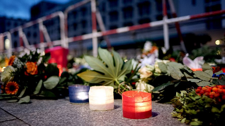 Am Wochenende vor der französischen Botschaft am Pariser Platz: Die Berliner Bevölkerung zeigte große Anteilnahme für die Opfer der Anschläge von Paris. Foto: Yann Bombeke