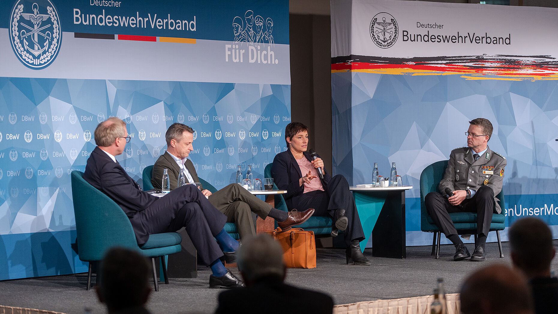 Von links: Politologe Prof. Dr. Johannes Varwick, Journalist Nikolaus Blome, Friedensforscherin Prof. Dr. Nicole Deitelhoff und der Bundesvorsitzende Oberst André Wüstner diskutieren über die von Bundeskanzler Scholz ausgerufene Zeitenwende. Foto: DBwV/Mario Firyn