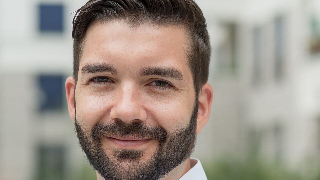 Hptm d.R. Christian Ziegler an der neuen Geschäftsstelle des DBwV in Berlin. Foto: DBwV/Bombeke