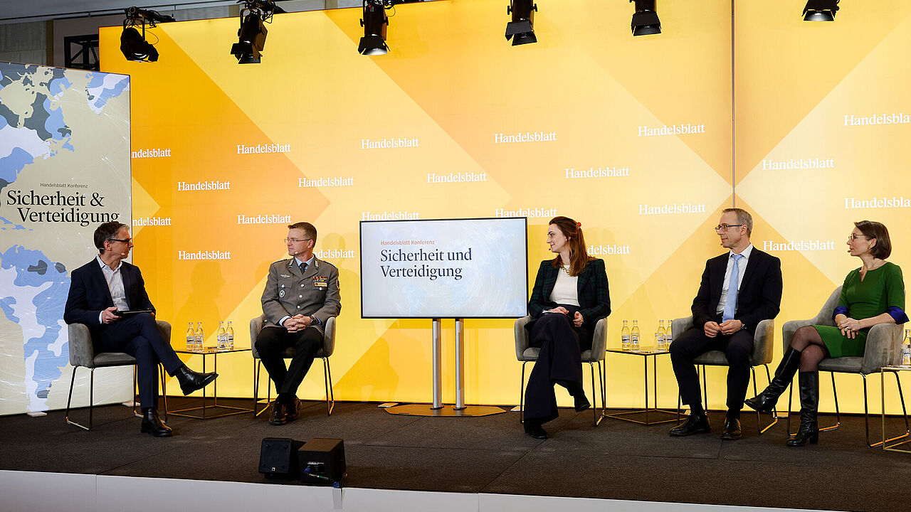 Auf dem Handelsblatt-Podium diskutierte der Bundesvorsitzende Oberst André Wüstner (2.v.l.) mit Claudia Major (r.), Vizepräsidentin beim German Marshall Fund of the United States, Dominik Mutter, (2.v.r.) dem politischen Direktor des Auswärtigen Amtes, und Dr. Benedikta von Seherr-Thoss, Generaldirektorin für Frieden, Sicherheit und Verteidigung beim Europäischen Auswärtigen Dienst (EAD). Moderiert wurde die Runde von Martin Knobbe, stellv. Chefredakteur des Handelsblattes (l.). Foto: Dietmar Gust
