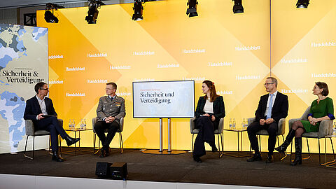 Auf dem Handelsblatt-Podium diskutierte der Bundesvorsitzende Oberst André Wüstner (2.v.l.) mit Claudia Major (r.), Vizepräsidentin beim German Marshall Fund of the United States, Dominik Mutter, (2.v.r.) dem politischen Direktor des Auswärtigen Amtes, und Dr. Benedikta von Seherr-Thoss, Generaldirektorin für Frieden, Sicherheit und Verteidigung beim Europäischen Auswärtigen Dienst (EAD). Moderiert wurde die Runde von Martin Knobbe, stellv. Chefredakteur des Handelsblattes (l.). Foto: Dietmar Gust