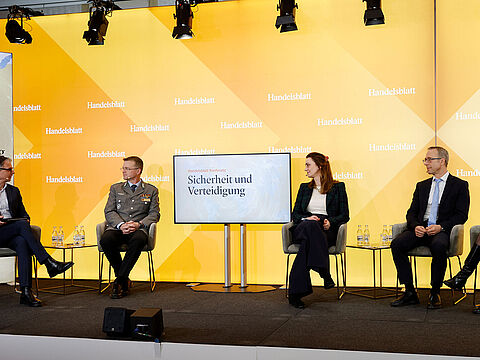 Auf dem Handelsblatt-Podium diskutierte der Bundesvorsitzende Oberst André Wüstner (2.v.l.) mit Claudia Major (r.), Vizepräsidentin beim German Marshall Fund of the United States, Dominik Mutter, (2.v.r.) dem politischen Direktor des Auswärtigen Amtes, und Dr. Benedikta von Seherr-Thoss, Generaldirektorin für Frieden, Sicherheit und Verteidigung beim Europäischen Auswärtigen Dienst (EAD). Moderiert wurde die Runde von Martin Knobbe, stellv. Chefredakteur des Handelsblattes (l.). Foto: Dietmar Gust
