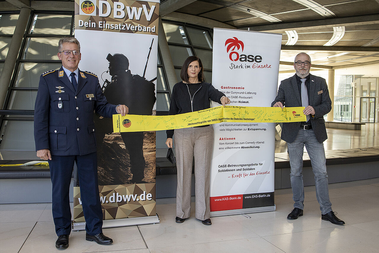 Grünen-Fraktionsvorsitzende Katrin Göring-Eckardt mit Hauptmann Andreas Steinmetz (l.) und Henning Klausing von der EAS Berlin. Foto: DBwV/Yann Bombeke