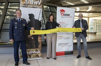 Grünen-Fraktionsvorsitzende Katrin Göring-Eckardt mit Hauptmann Andreas Steinmetz (l.) und Henning Klausing von der EAS Berlin. Foto: DBwV/Yann Bombeke