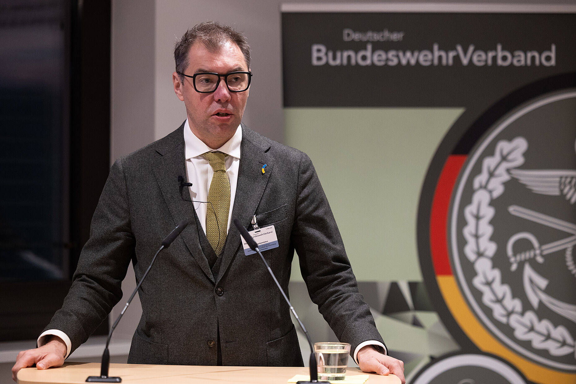 Der Botschafter der Ukraine, Oleksij Makeiev, lobte in seiner Laudatio die stets klare Sprache von Roderich Kiesewetter. Foto: DBwV/Yann Bombeke