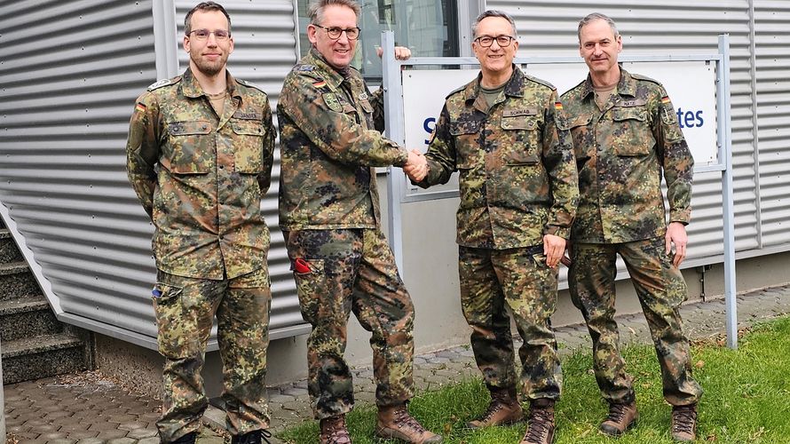 DBwV Bezirksvorsitzender Rheinland und Geschäftsführender Vorstand der Truppenkameradschaft Kommando Sanitätsdienst der Bundeswehr: Oberstleutnant Holger Lenko, Hauptmann Mathias Matz und Stabsfeldwebel Stefan Janssen (von links) Foto: privat