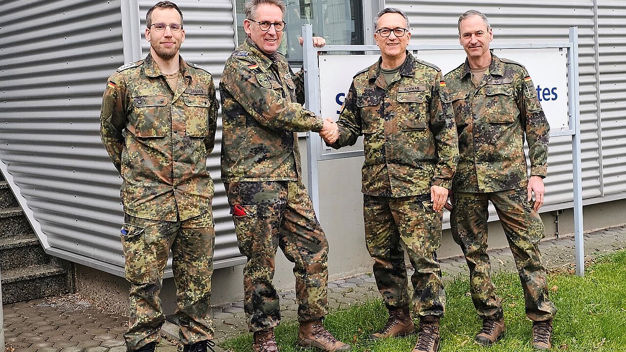 DBwV Bezirksvorsitzender Rheinland und Geschäftsführender Vorstand der Truppenkameradschaft Kommando Sanitätsdienst der Bundeswehr: Oberstleutnant Holger Lenko, Hauptmann Mathias Matz und Stabsfeldwebel Stefan Janssen (von links) Foto: privat