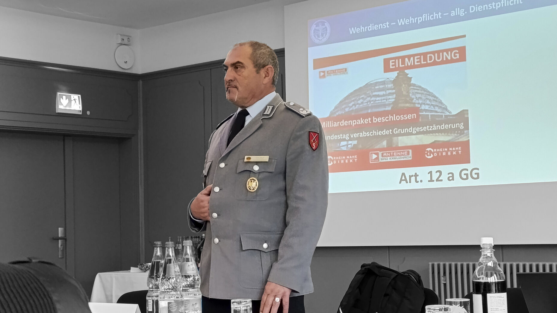 Landesvorsitzender Oberstleutnant a.D. Josef Rauch begann mit einem Blick auf die sicherheitspolitische Ausgangslage und auf aktuelle verbandspolitische Themen. Foto: Jürgen Schreier