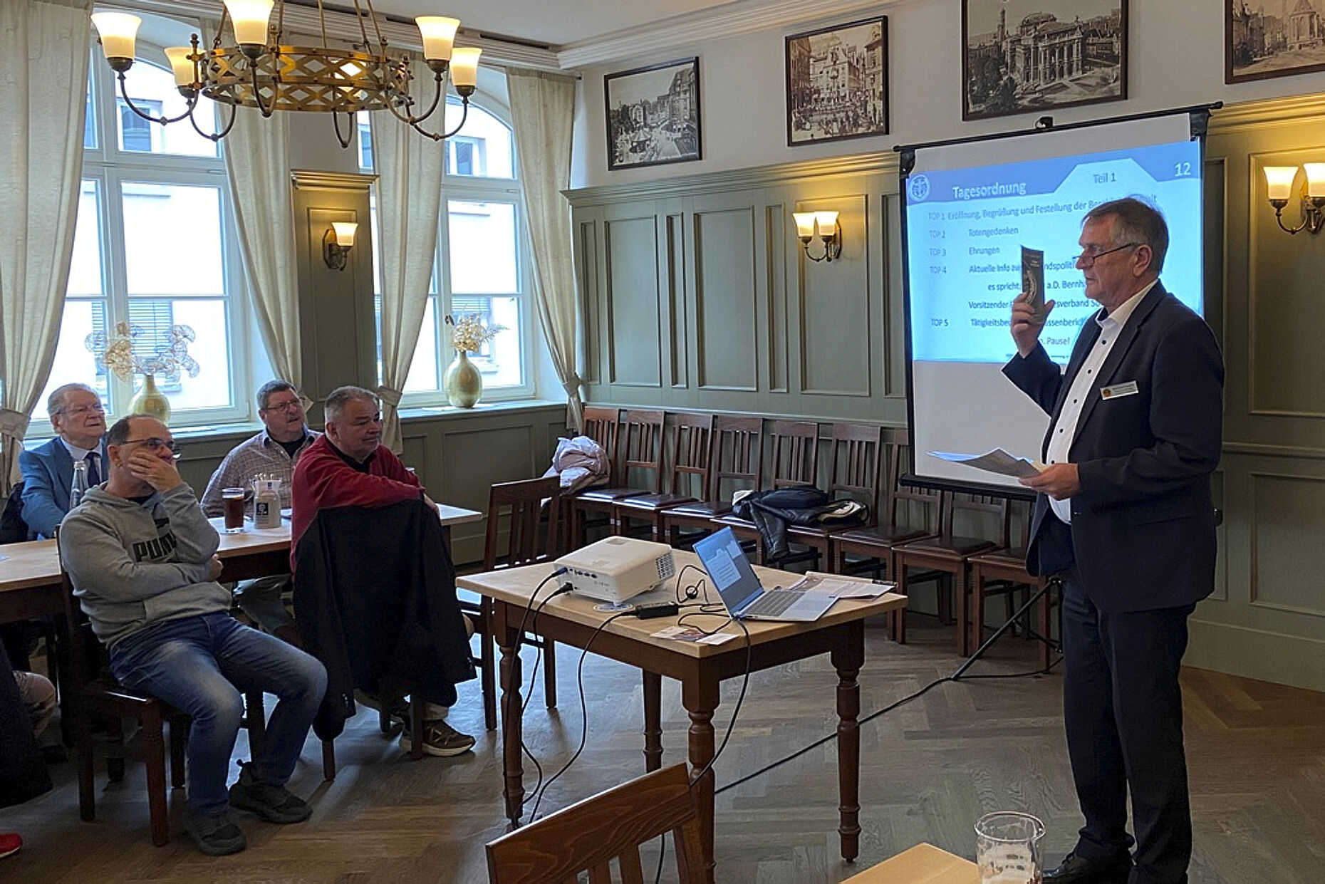 Oberstabsfeldwebel a.D. Bernhard Hauber machte auf die Umstellungen von veralteten Versicherungen aufmerksam. Foto: li