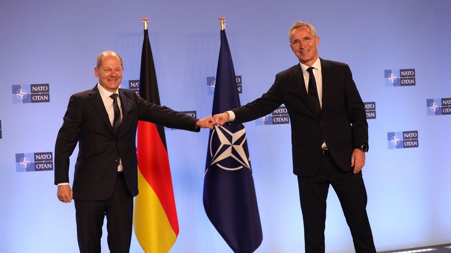 In der Brüsseler Nato-Zentrale: Bundeskanzler Olaf Scholz und Nato-Generalsekretär Jens Stoltenberg. Foto: Nato