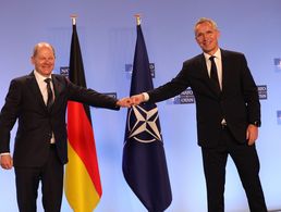 In der Brüsseler Nato-Zentrale: Bundeskanzler Olaf Scholz und Nato-Generalsekretär Jens Stoltenberg. Foto: Nato