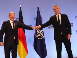 In der Brüsseler Nato-Zentrale: Bundeskanzler Olaf Scholz und Nato-Generalsekretär Jens Stoltenberg. Foto: Nato
