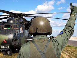 Daumen nach oben? Das BMVg kommt auf durchschnittlich 74 Prozent materielle Einsatzbereitschaft der Hauptwaffensysteme. Das wirft Fragen auf. Foto: Bundeswehr/Markus Schulze