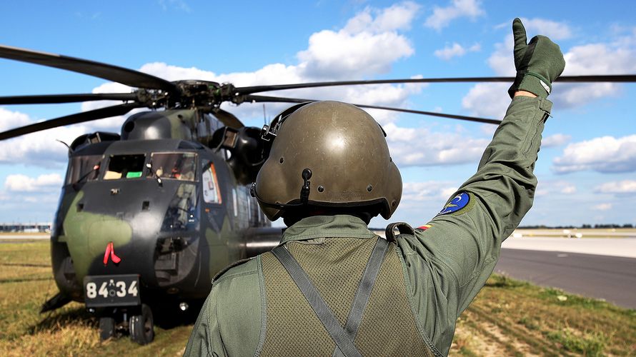 Daumen nach oben? Das BMVg kommt auf durchschnittlich 74 Prozent materielle Einsatzbereitschaft der Hauptwaffensysteme. Das wirft Fragen auf. Foto: Bundeswehr/Markus Schulze