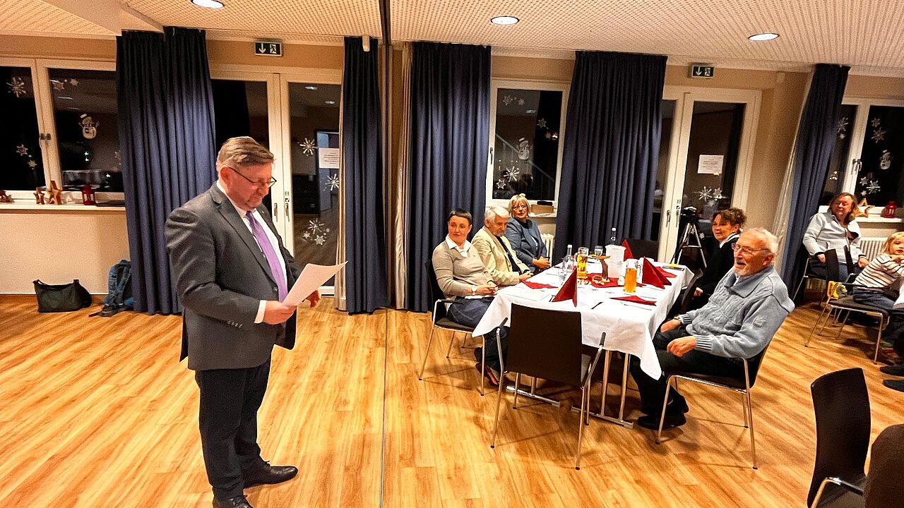 Der stellvertretende Vorsitzender Arne Pollei bei der Begrüßung der Gäste. Foto: Roland Lorenz
