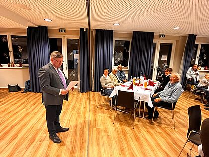 Der stellvertretende Vorsitzender Arne Pollei bei der Begrüßung der Gäste. Foto: Roland Lorenz
