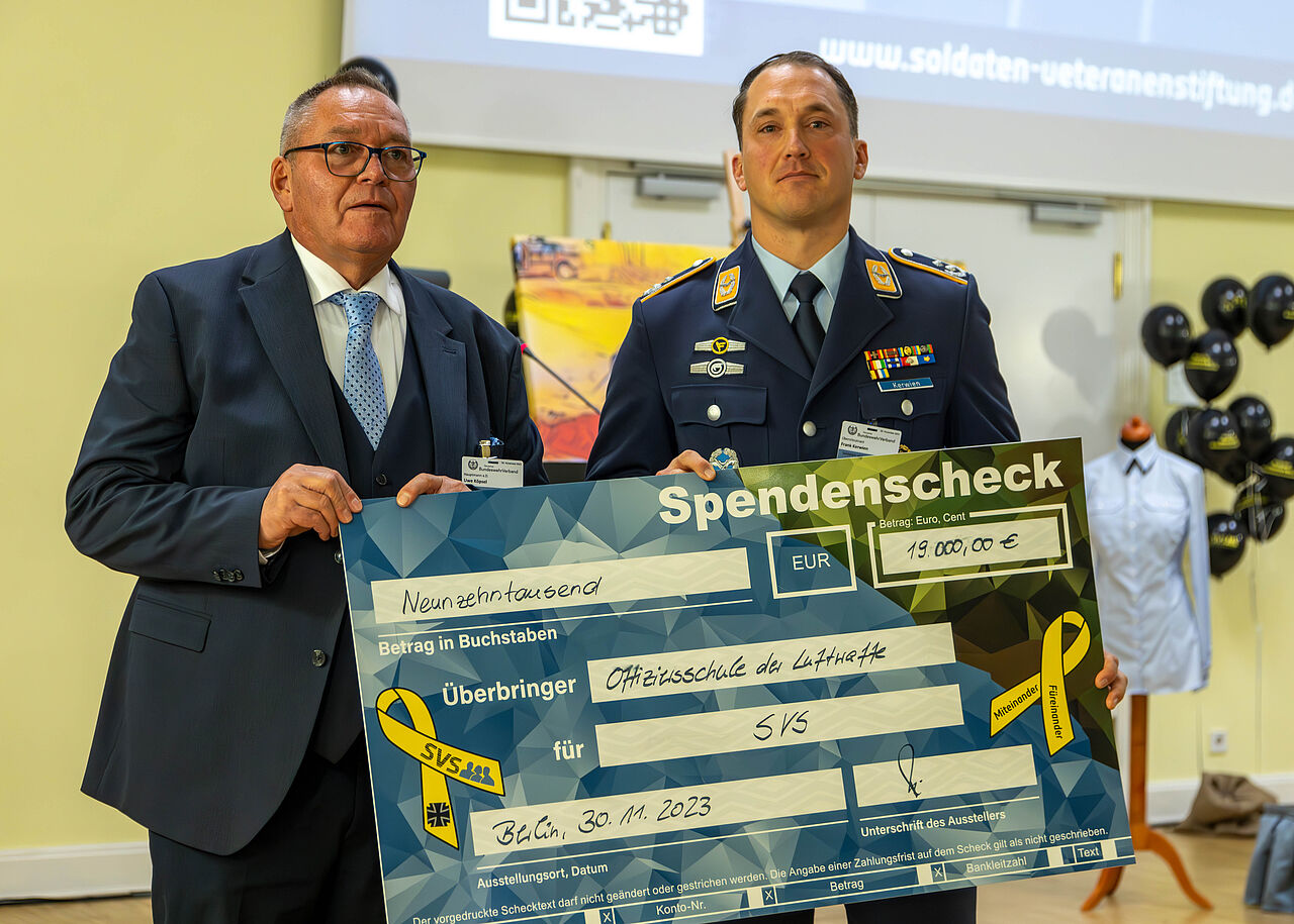 Von den Kameradinnen und Kameraden der Offiziersschule der Luftwaffe gab es ebenfalls einen beachtlichen Spendenscheck.